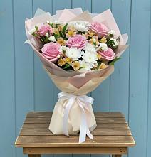 Букет цветов из:  Гвоздики, Орхидеи и Розы #REPLACE_PRED# Новокручининске