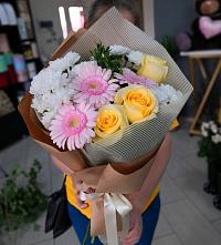 Букет цветов из:  Герберы, Розы и Хризантемы в Новокручининске