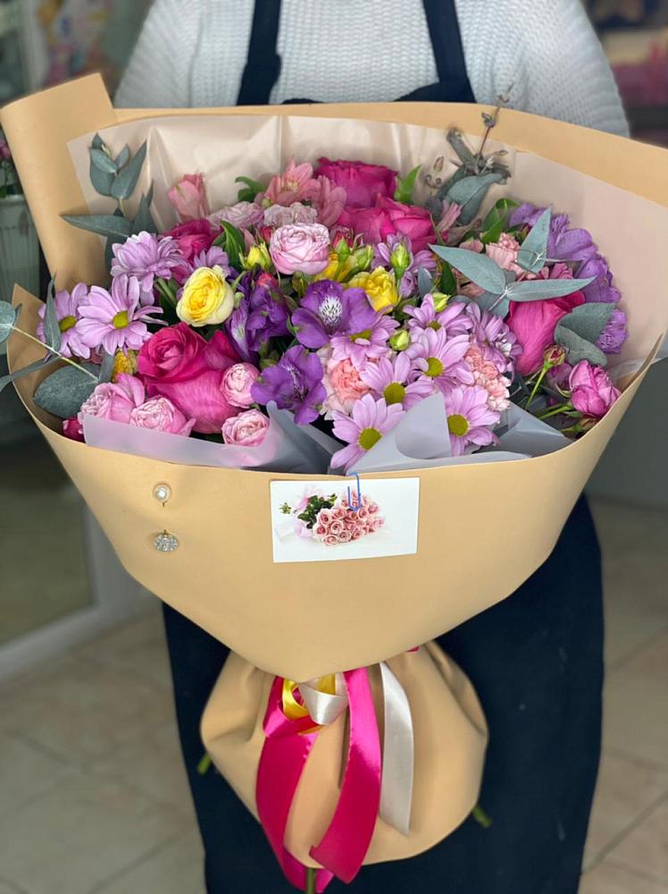 Букет цветов из: Хризантемы, Гвоздики и Альстромерии в Новокручининске