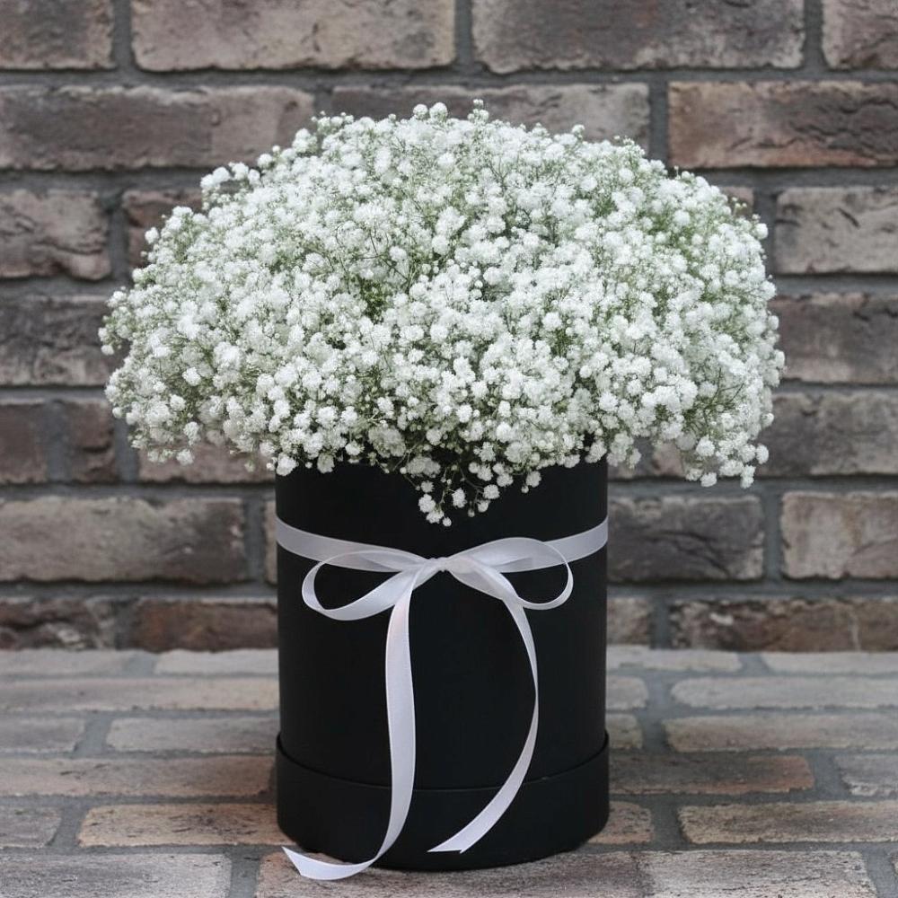 Цветочная композиция из Гипсофила в шляпной коробке в Новокручининске