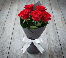 Букет 5 Красных роз Эдлесс Лав в Новокручининске