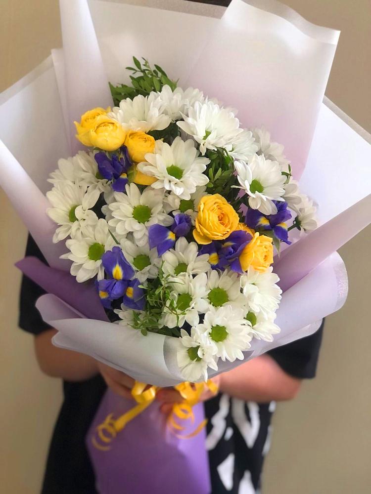 Букет цветов из: Ирисы, Хризантемы и Розы в Новокручининске