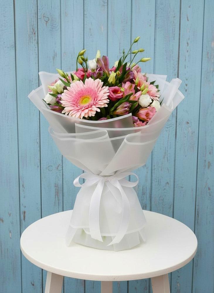 Букет цветов из: Герберы, Альстромерии и Лизиантусы в Новокручининске