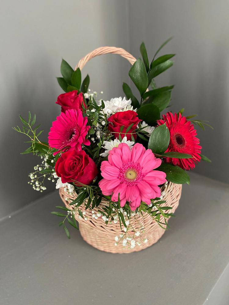 Цветочная композиция из Розы, Хризантемы и Герберы в корзине в Новокручининске