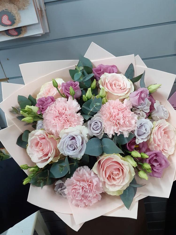 Букет цветов из: Розы, Гвоздики и Лизиантусы в Новокручининске