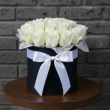 Цветочная композиция из Розы в шляпной коробке в Новокручининске