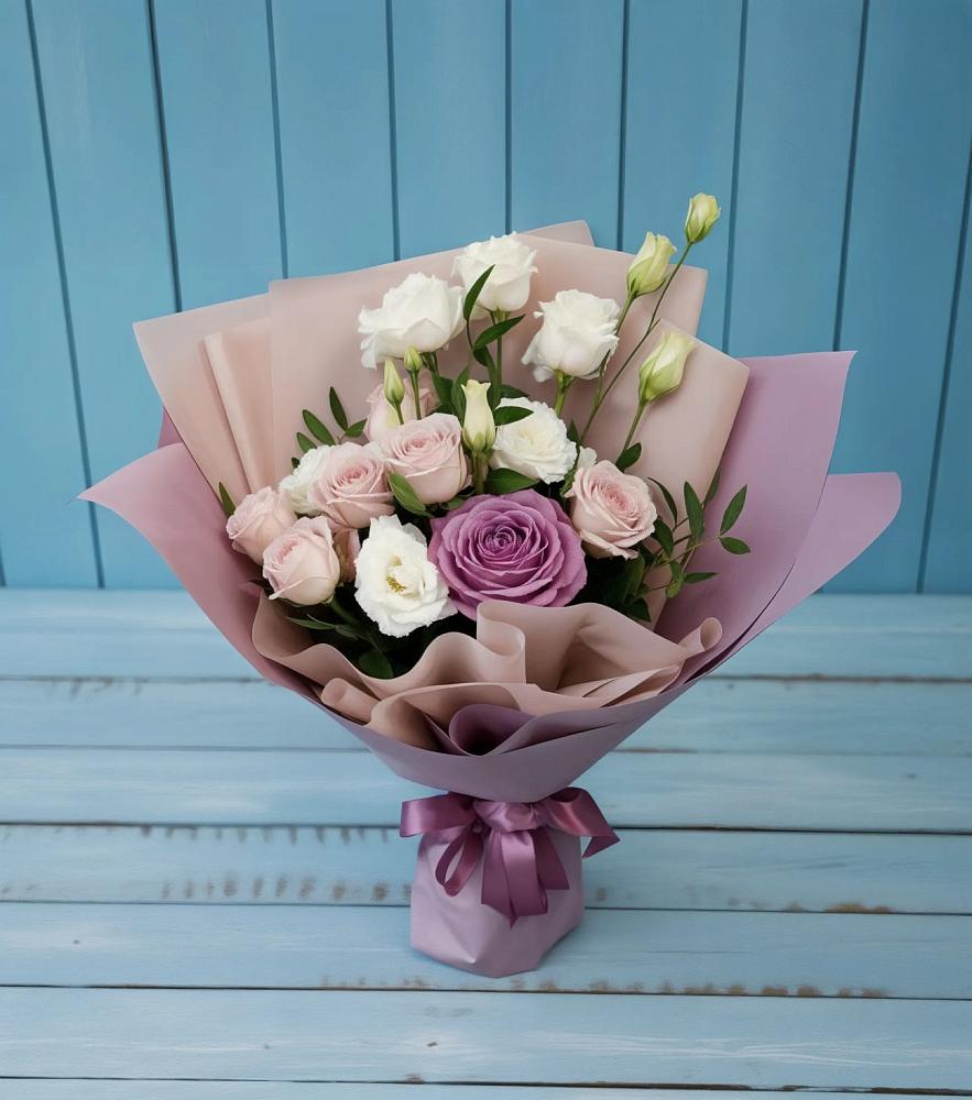 Букет цветов из: Розы и Лизиантусы в Новокручининске